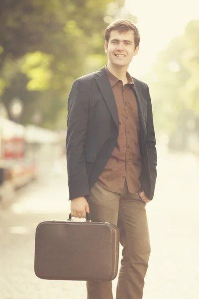 Man met koffer wandelen buitenshuis — Stockfoto