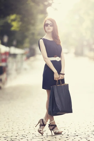Bayan alışveriş torbaları şehrin sokak yürüyüş — Stok fotoğraf