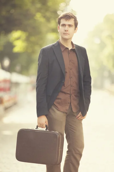 Чоловік з валізою, що йде на вулиці — стокове фото