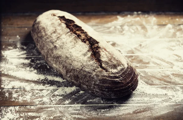 Leckeres Brot auf einem Holztisch — Stockfoto