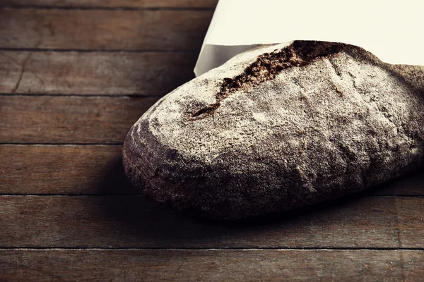 Νόστιμο ψωμί σε έναν ξύλινο πίνακα — Φωτογραφία Αρχείου