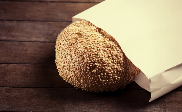 Výborný chléb na dřevěný stůl — Stock fotografie