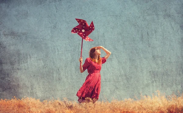 Menina com turbina eólica no campo — Fotografia de Stock