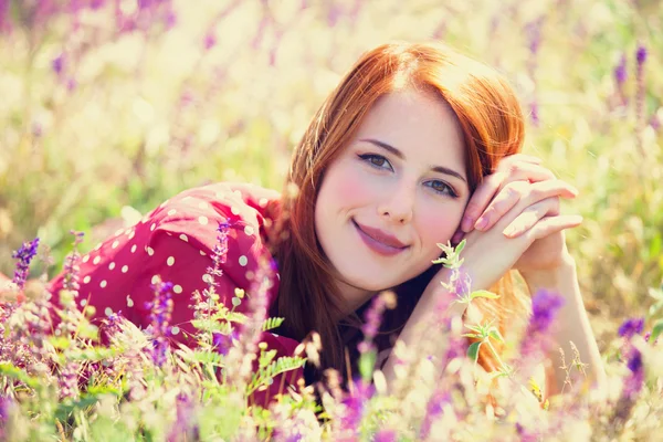 Kızıl saçlı kıza Köyü açık yeşil çimen — Stok fotoğraf