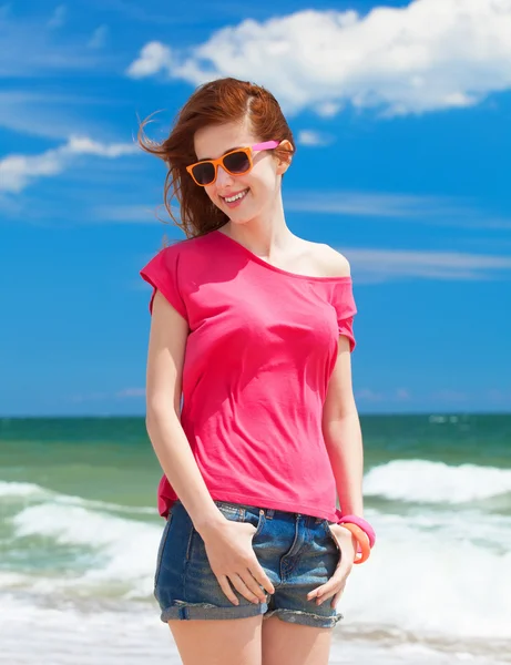 Pelirroja adolescente chica en la playa — Foto de Stock