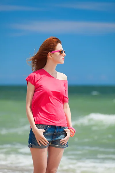 Redhead tiener meisje op het strand — Stockfoto