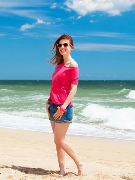 Pelirroja adolescente chica en la playa — Foto de Stock