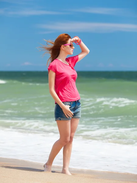 Pelirroja adolescente chica en la playa —  Fotos de Stock