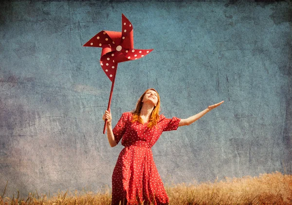 Fille avec éolienne sur le terrain — Photo