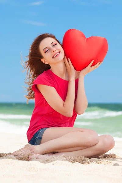 Vöröshajú tini lány és szív alakú a strandon — Stock Fotó