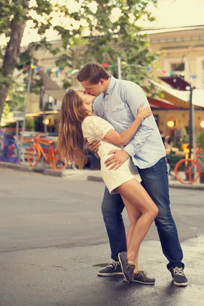 Young couple kissing on the street — Stock Photo, Image