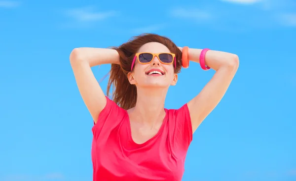 Pelirroja adolescente chica en azul cielo fondo —  Fotos de Stock