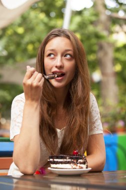 Stil kız pasta ve kafede otururken Kupası