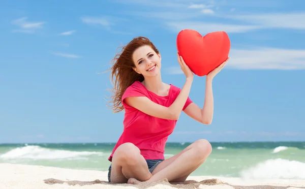 红发少女与心在海滩上的形状 — 图库照片
