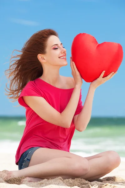 Rossa teen ragazza con forma di cuore sulla spiaggia — Foto Stock