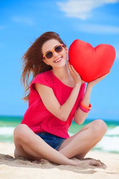 Rödhårig tonåring tjej med hjärta form på stranden — Stockfoto