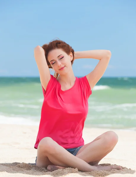 Αστείο κορίτσι εφήβων συνεδρίαση στην άμμο στην παραλία. — Φωτογραφία Αρχείου