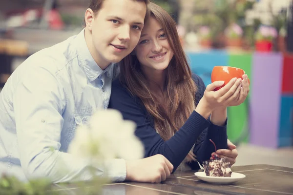 Молодая пара в кафе — стоковое фото