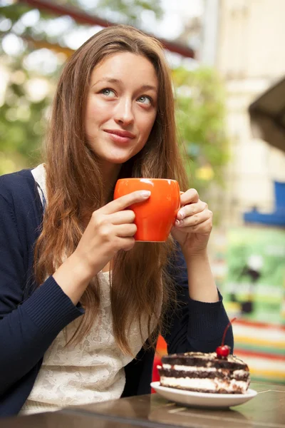 Estilo menina com bolo e xícara sentado no café — Fotografia de Stock