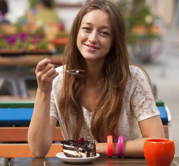 Chica de estilo con pastel y taza sentado en la cafetería — Foto de Stock