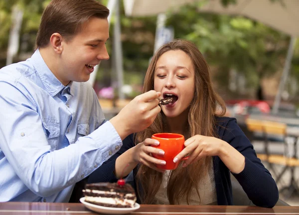 Jong stel in het café — Stockfoto