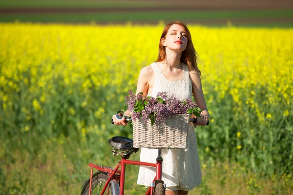 Menina de bicicleta no campo. — Fotografia de Stock