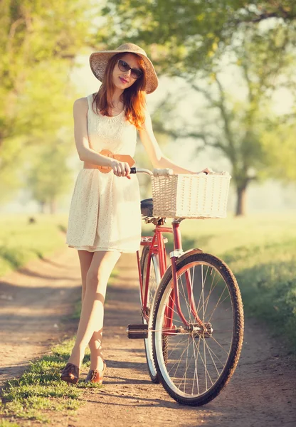 Menina de bicicleta no campo. — Fotografia de Stock