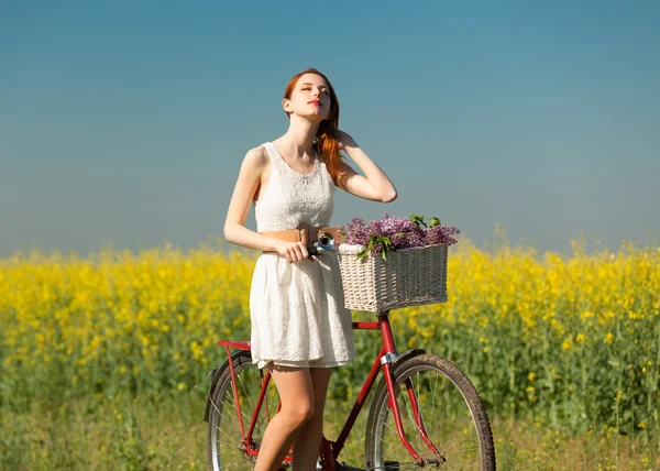 Девушка на велосипеде в деревне. — стоковое фото