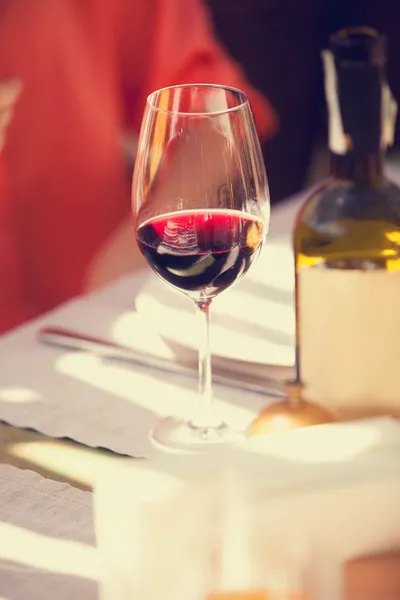 Sticlă de vin în cafenea — Fotografie, imagine de stoc