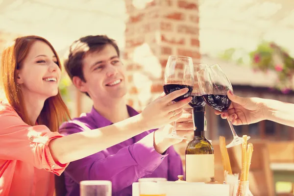 Пара п'є вино в кафе — стокове фото