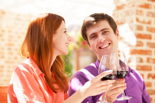 Pareja bebiendo vino en la cafetería — Foto de Stock