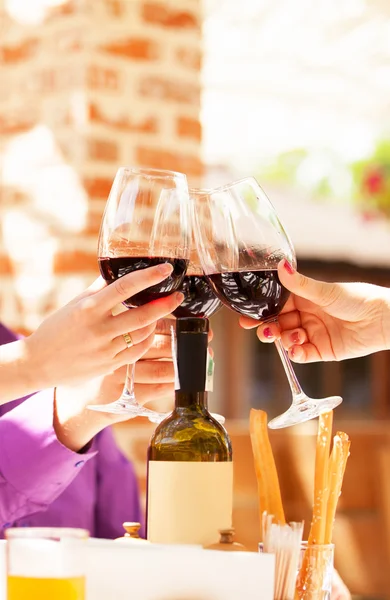 Couple drinking wine in the cafe — Stock Photo, Image