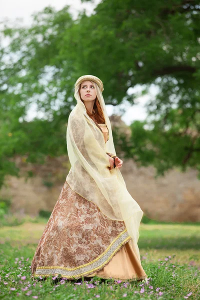 Señora Madieval al aire libre . —  Fotos de Stock