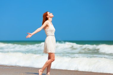 Kızıl saçlı kız sahilde bahar zamanı.