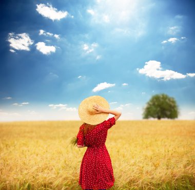 buğday alan, Kırmızı elbiseli kızıl saçlı kız