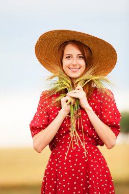 buğday alan, Kırmızı elbiseli kızıl saçlı kız