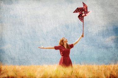 oyuncak rüzgar türbini ile Kızıl saçlı kız