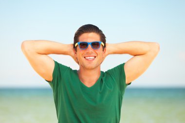 plaj arka plan, yakışıklı genç