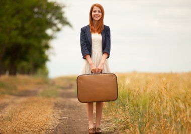 Kızıl saçlı kız çanta, açık.