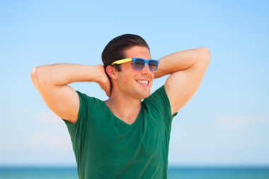 plaj arka plan, yakışıklı genç