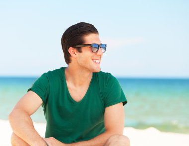 plaj arka plan, yakışıklı genç