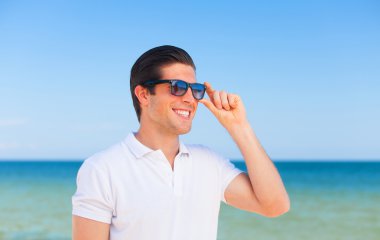 plaj arka plan, yakışıklı genç