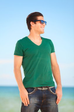 plaj arka plan, yakışıklı genç