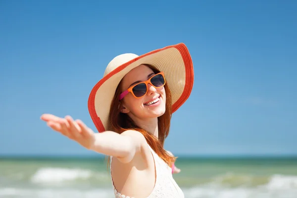 Rothaarige Mädchen am Strand im Frühling. — Stockfoto