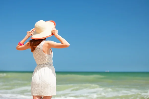 Rothaarige Mädchen am Strand im Frühling. — Stockfoto