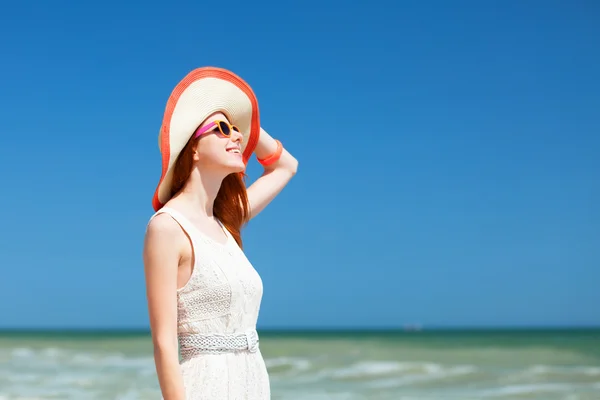 Ragazza rossa sulla spiaggia in primavera . — Foto Stock