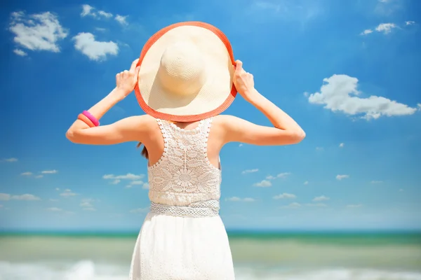 Pelirroja en la playa en primavera . —  Fotos de Stock