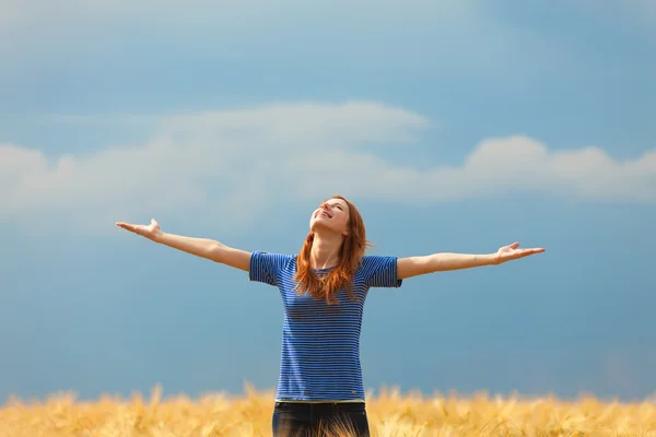 Ragazza rossa sul campo — Foto Stock