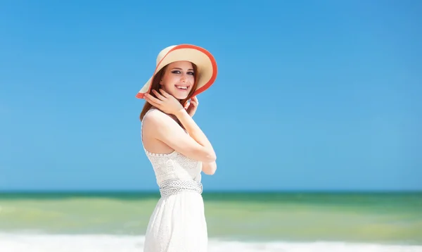 Ruiva menina na praia na primavera . — Fotografia de Stock