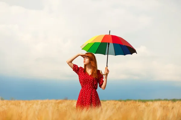 Pelirroja con paraguas en el campo — Foto de Stock